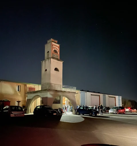 Photographie de la mosquée de Laval de nuit
